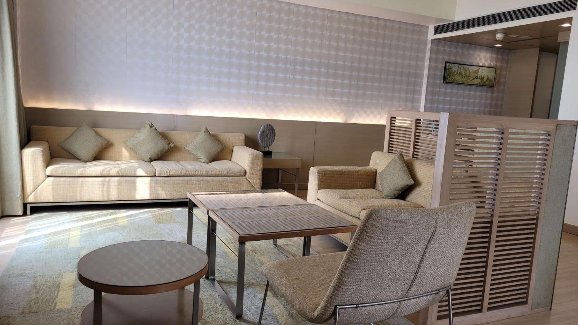 Radisson Blu Hotel, Greater Noida Εξωτερικό φωτογραφία The interior of the lounge