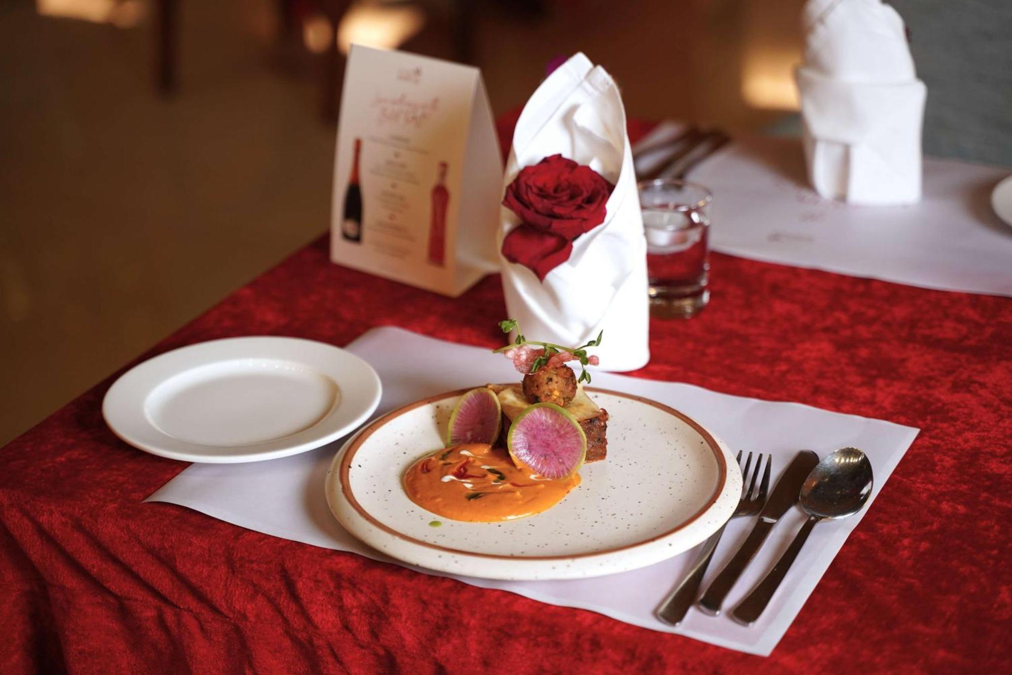 Radisson Blu Hotel, Greater Noida Εξωτερικό φωτογραφία A meal at the Taj Bengal