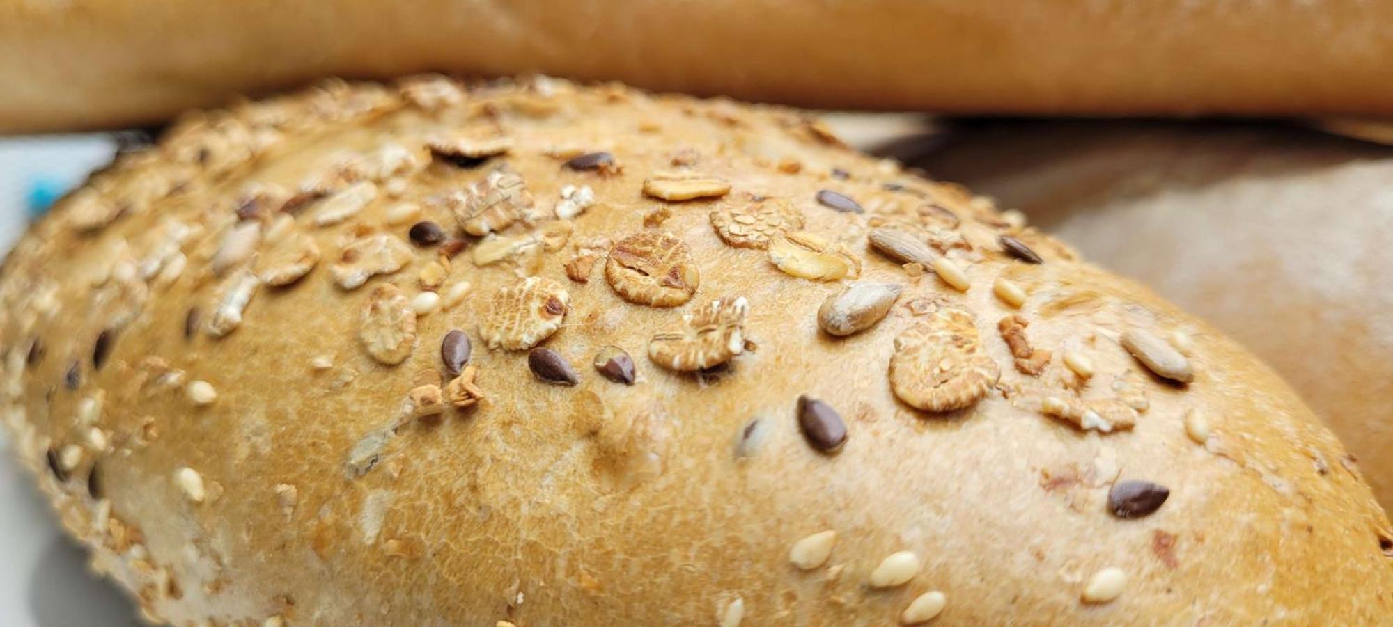 Radisson Blu Hotel, Greater Noida Εξωτερικό φωτογραφία Sesame seeds on bread