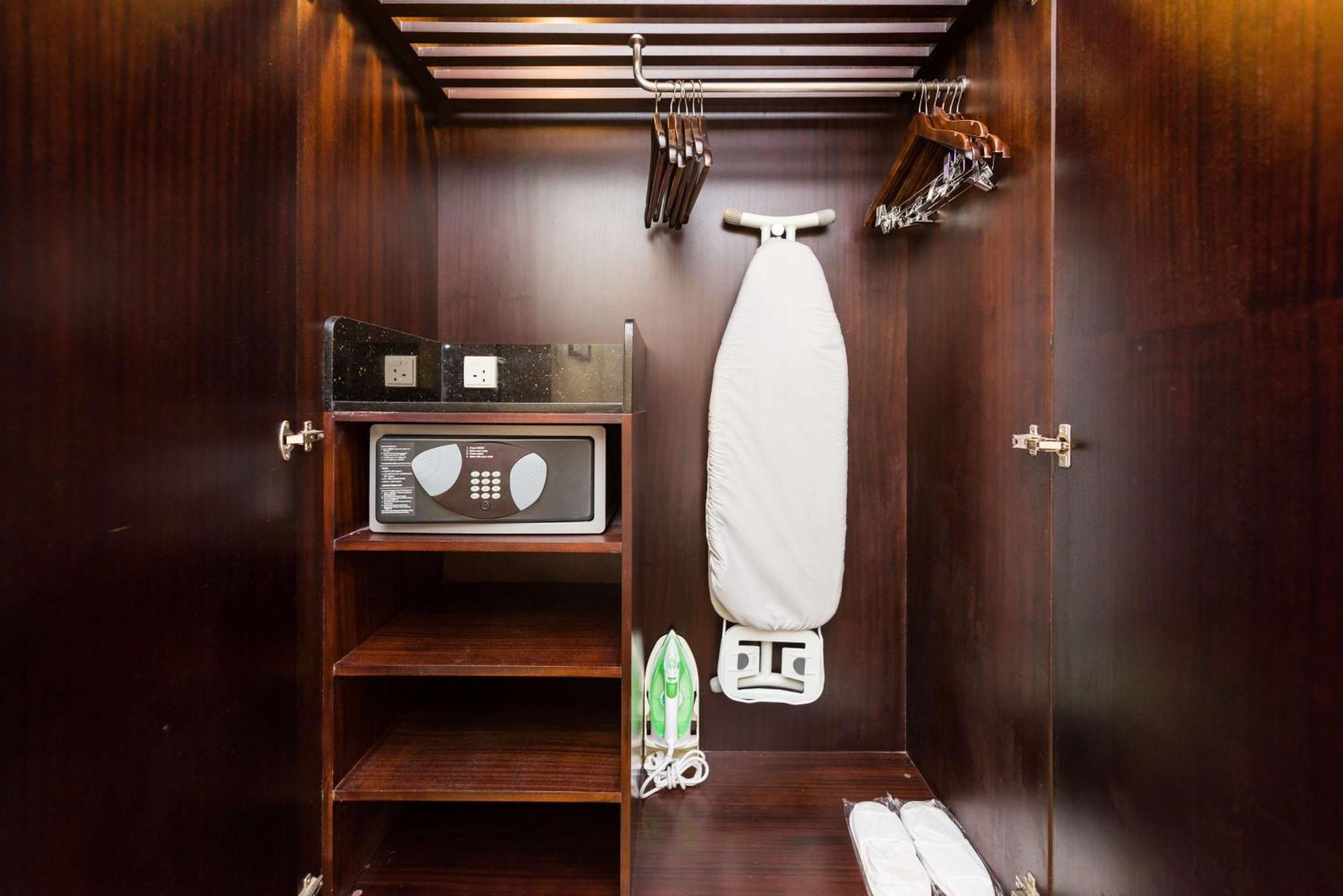 Radisson Blu Hotel, Greater Noida Εξωτερικό φωτογραφία A hotel room wardrobe with a safe