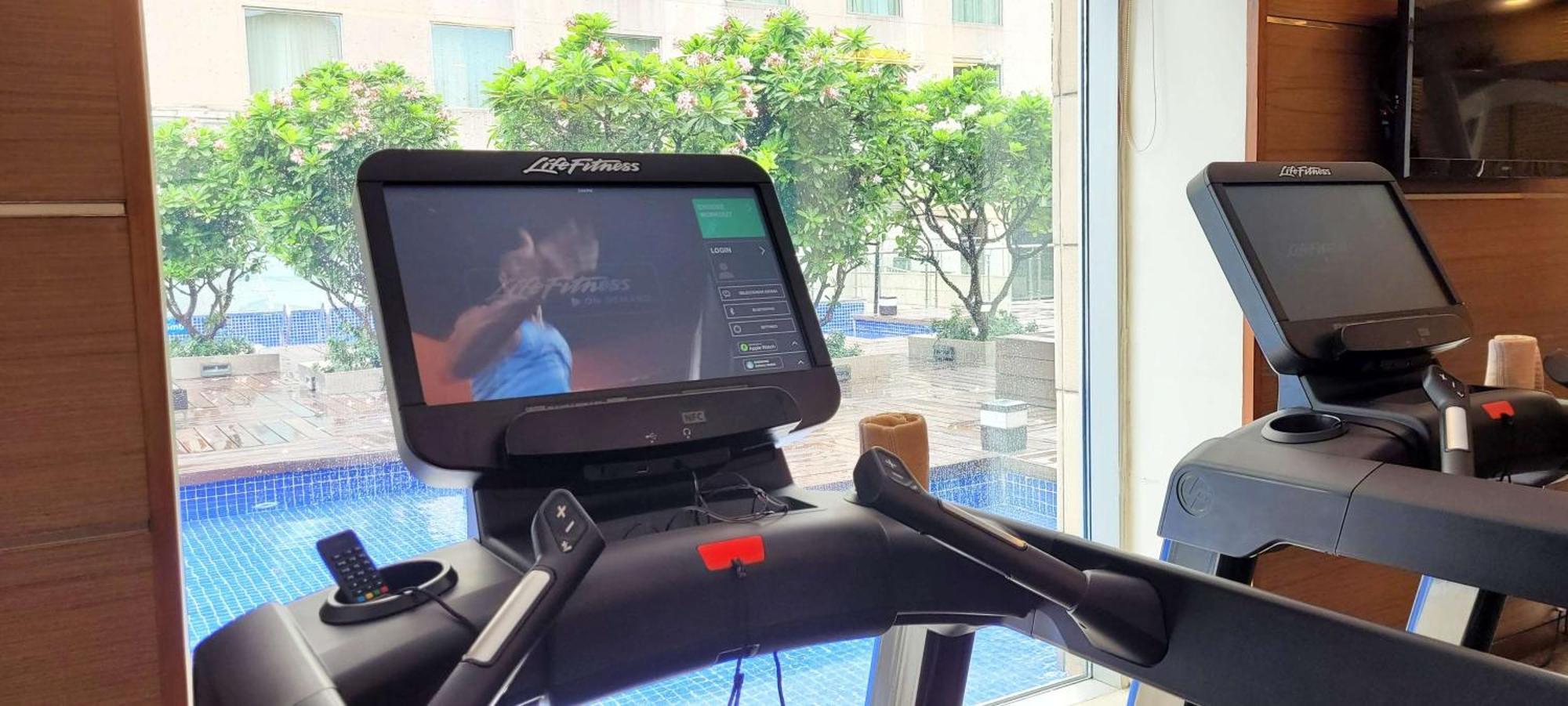 Radisson Blu Hotel, Greater Noida Εξωτερικό φωτογραφία A treadmill with a screen