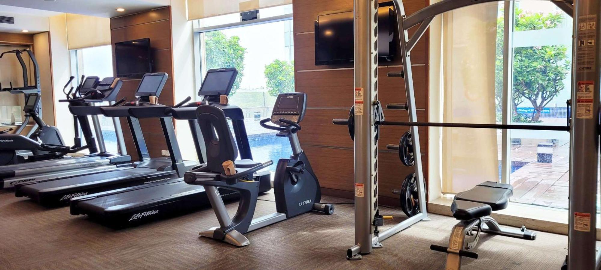 Radisson Blu Hotel, Greater Noida Εξωτερικό φωτογραφία A gym at a hotel