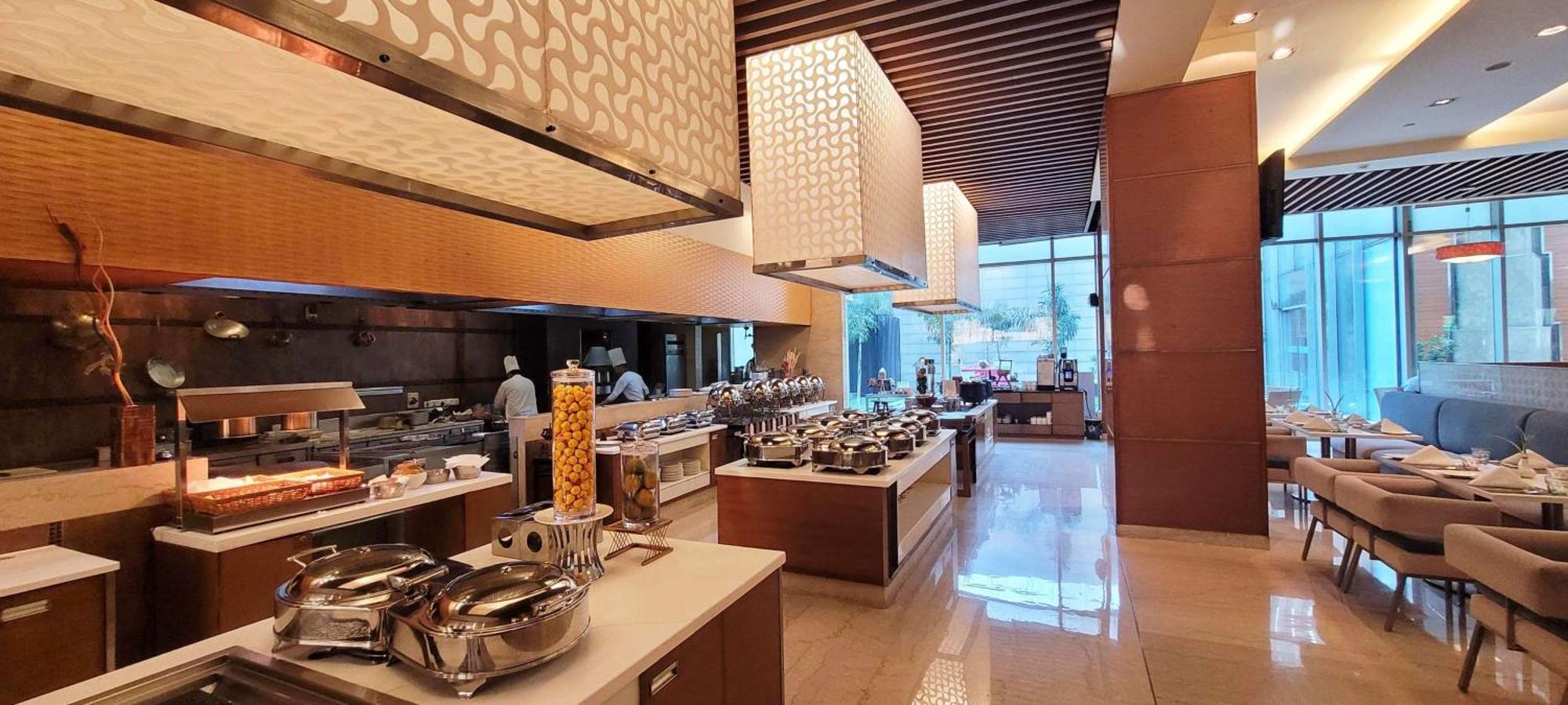 Radisson Blu Hotel, Greater Noida Εξωτερικό φωτογραφία The buffet at the hotel
