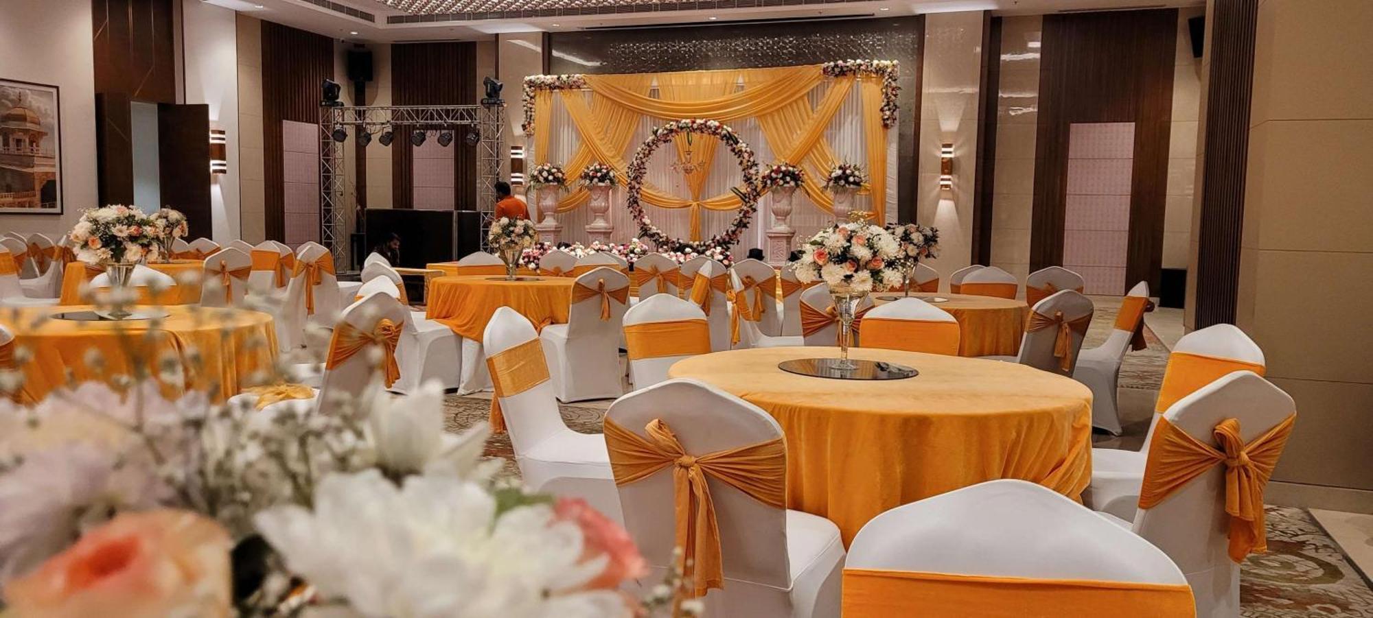 Radisson Blu Hotel, Greater Noida Εξωτερικό φωτογραφία A wedding reception at a hotel in India