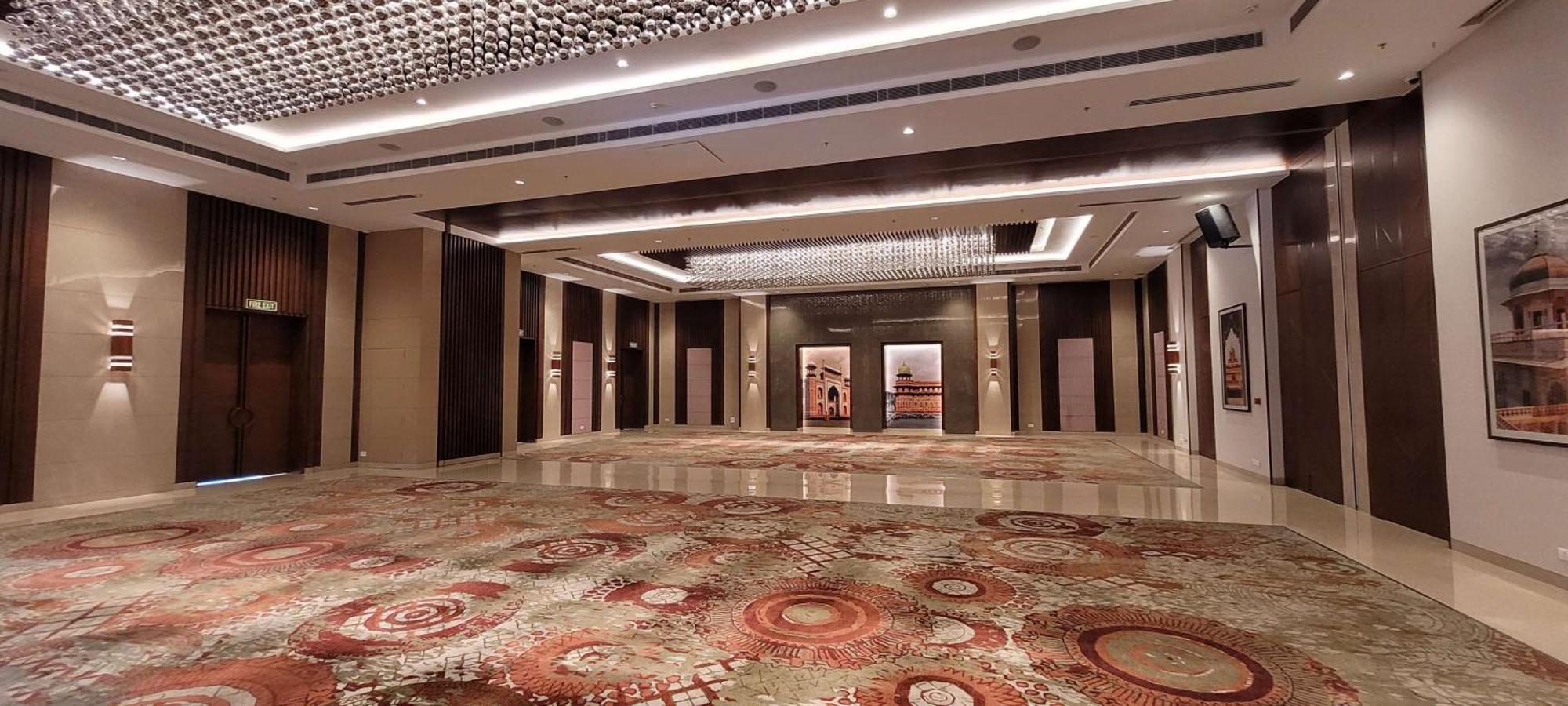 Radisson Blu Hotel, Greater Noida Εξωτερικό φωτογραφία The lobby of the hotel