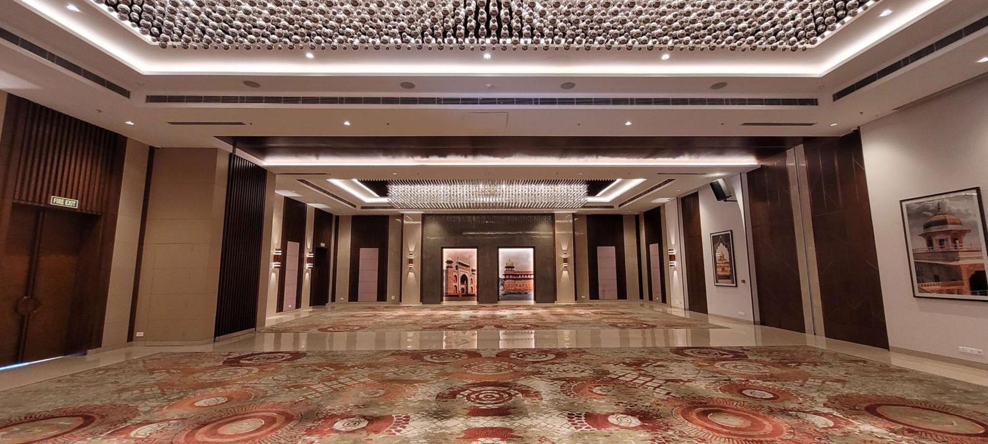 Radisson Blu Hotel, Greater Noida Εξωτερικό φωτογραφία The lobby of the hotel