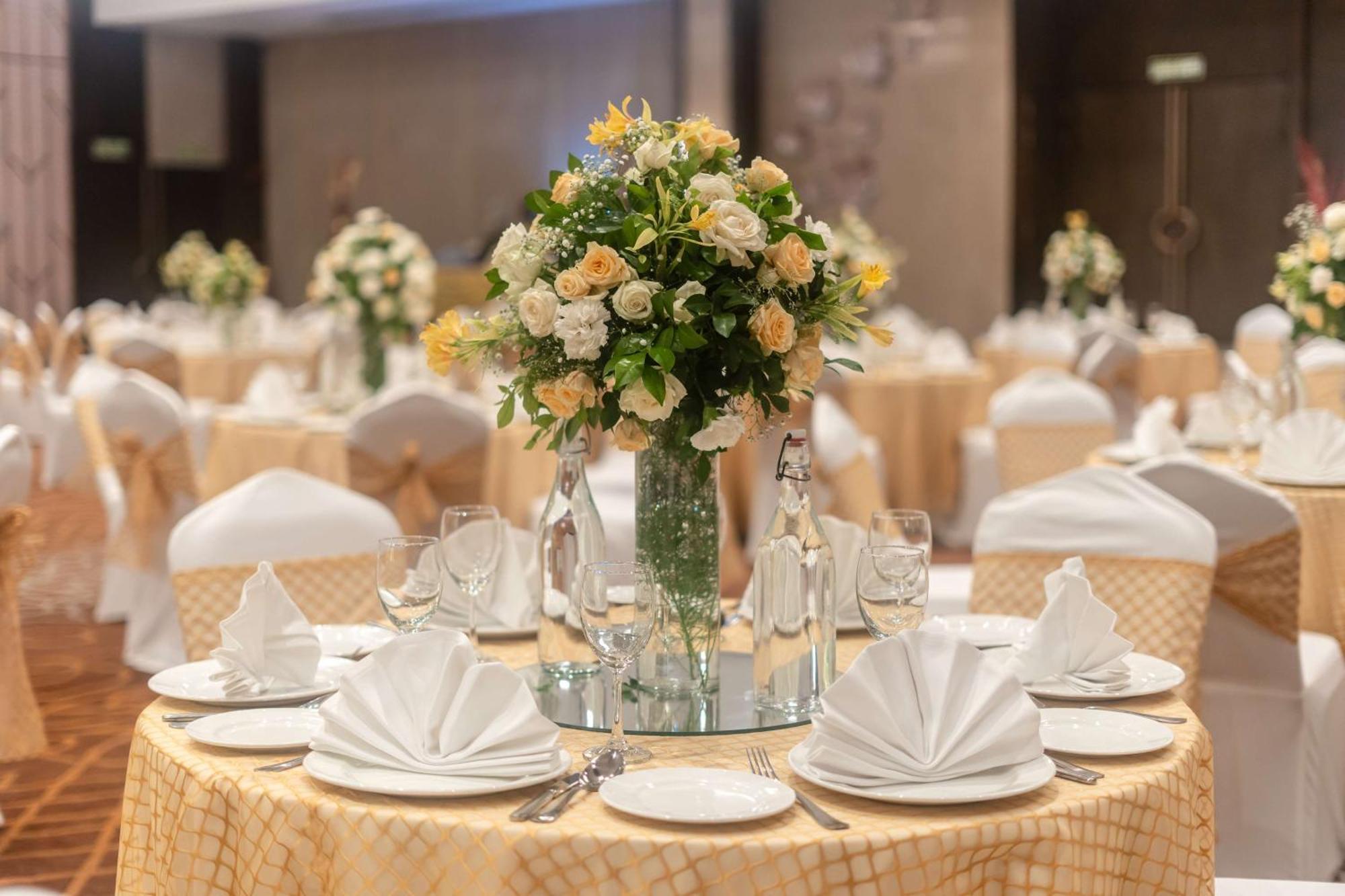 Radisson Blu Hotel, Greater Noida Εξωτερικό φωτογραφία A table set for a formal dinner