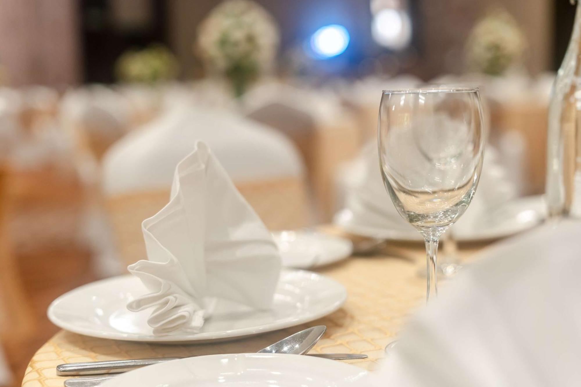 Radisson Blu Hotel, Greater Noida Εξωτερικό φωτογραφία A table set for fine dining
