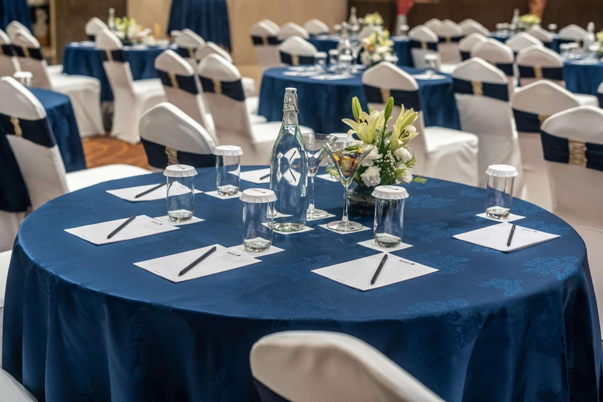 Radisson Blu Hotel, Greater Noida Εξωτερικό φωτογραφία A round table with a blue tablecloth