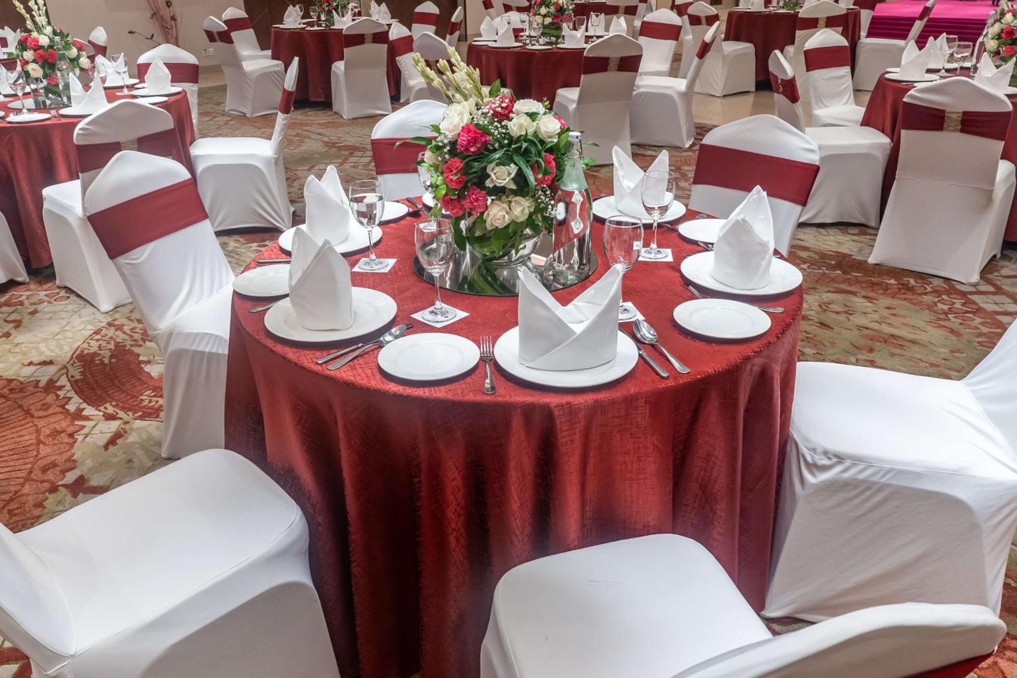 Radisson Blu Hotel, Greater Noida Εξωτερικό φωτογραφία A table set for a formal dinner