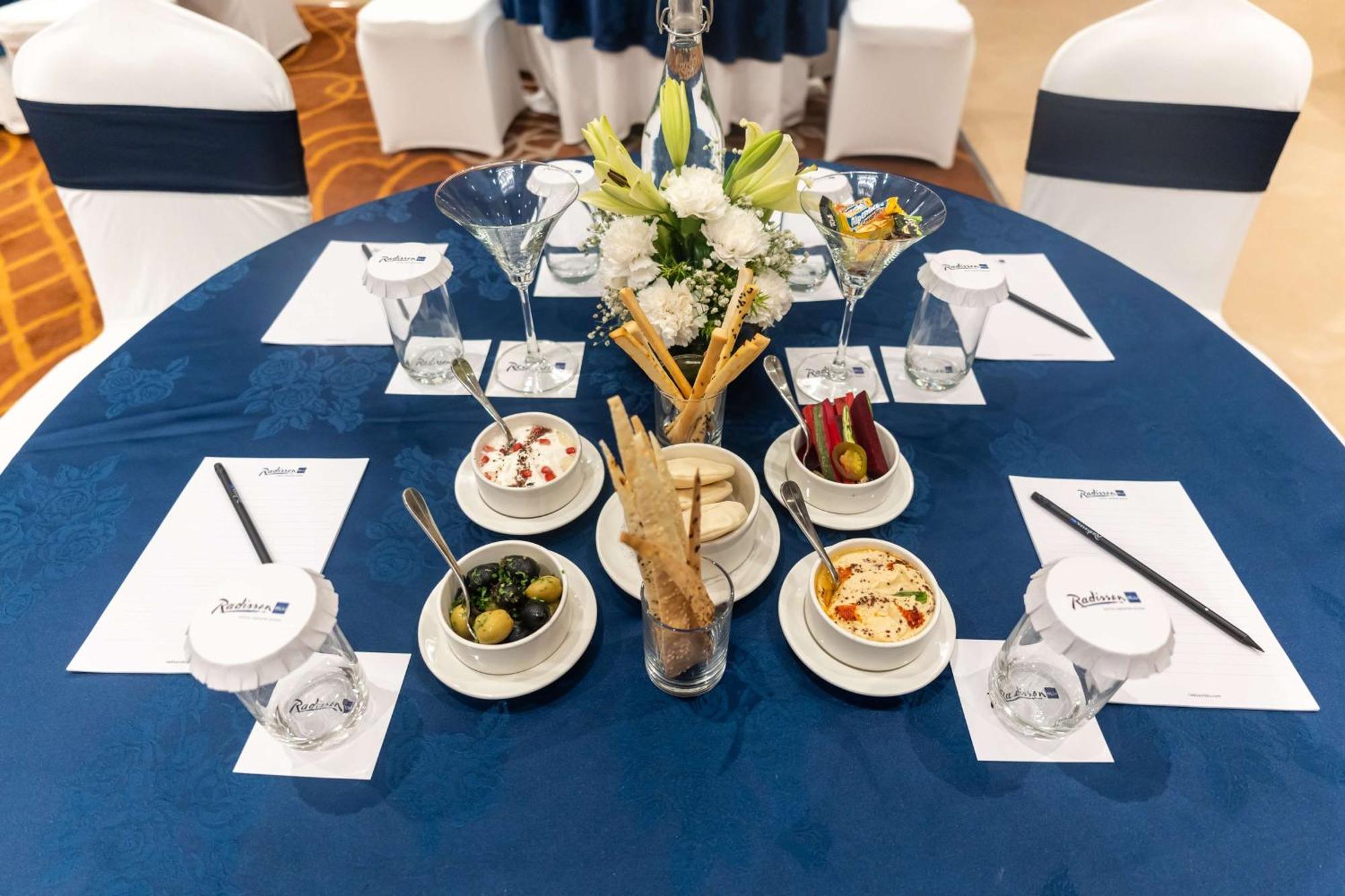 Radisson Blu Hotel, Greater Noida Εξωτερικό φωτογραφία A table set for a meeting