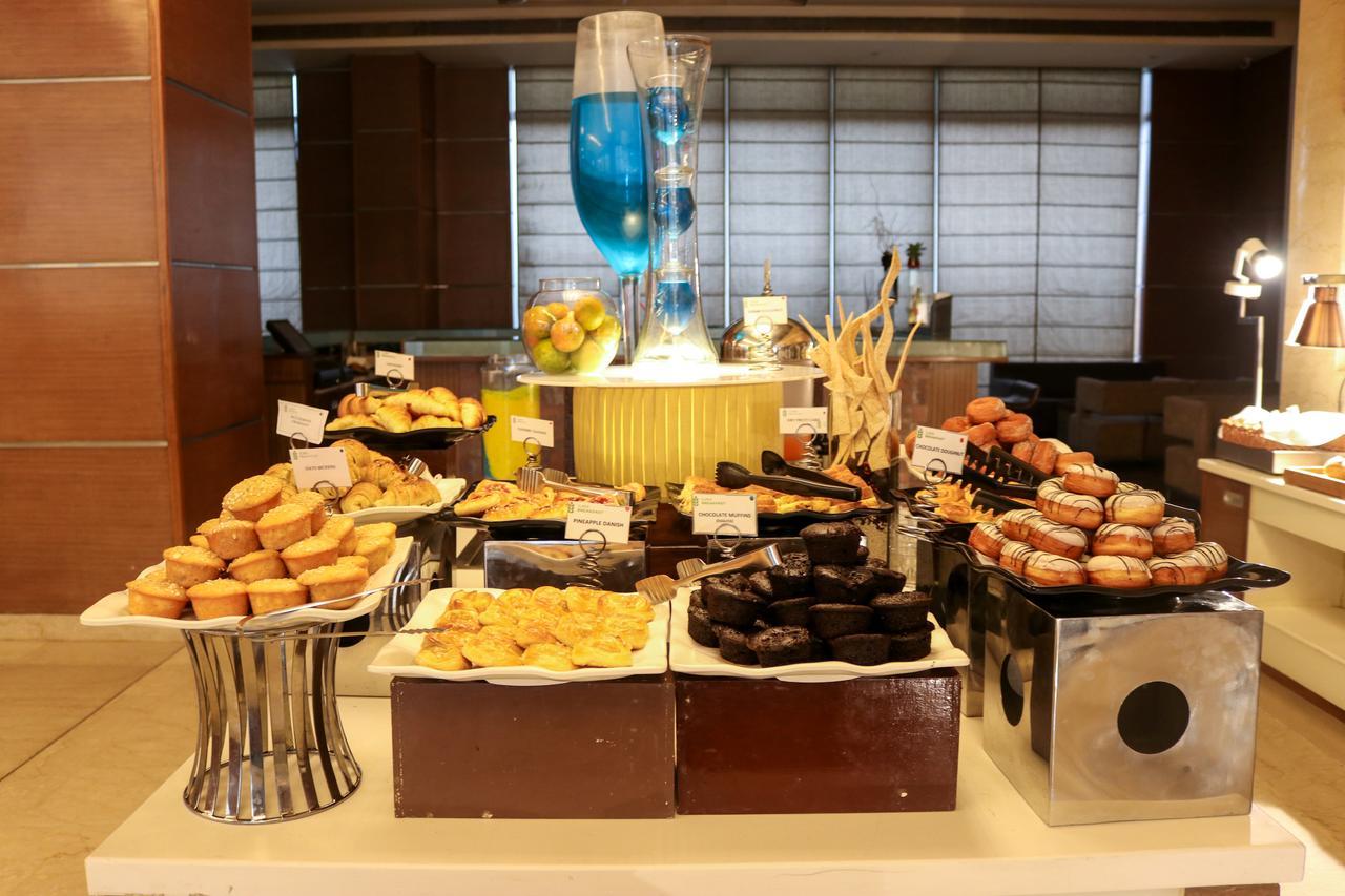 Radisson Blu Hotel, Greater Noida Εξωτερικό φωτογραφία A dessert buffet