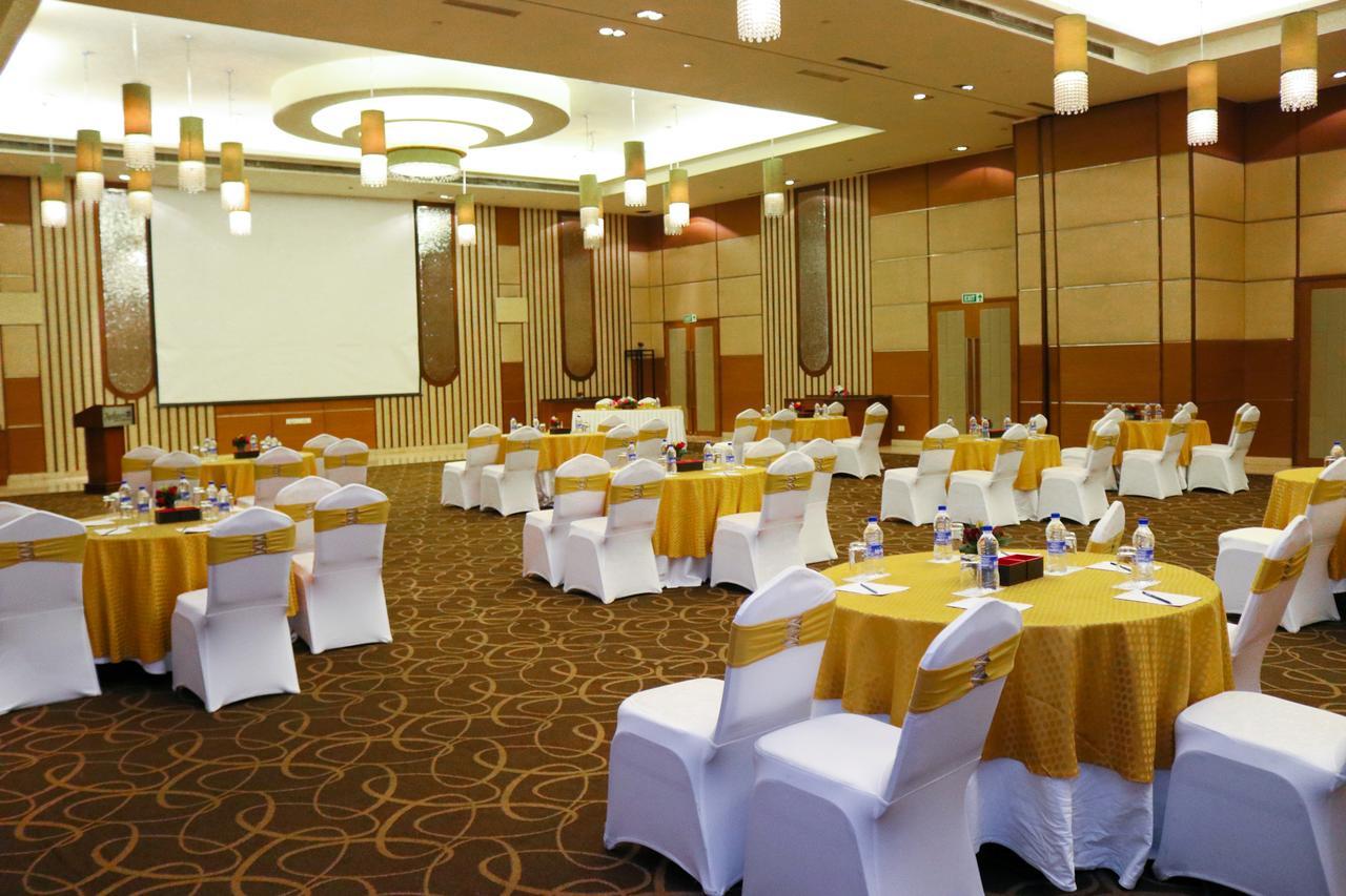 Radisson Blu Hotel, Greater Noida Εξωτερικό φωτογραφία A typical conference room