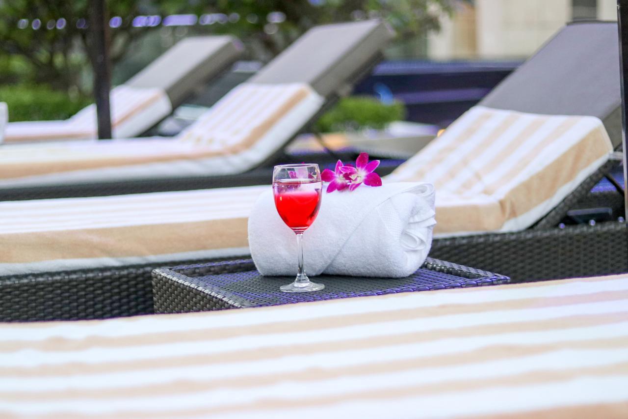 Radisson Blu Hotel, Greater Noida Εξωτερικό φωτογραφία Poolside at the hotel