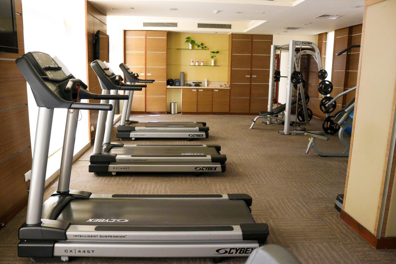Radisson Blu Hotel, Greater Noida Εξωτερικό φωτογραφία A gym at a hotel