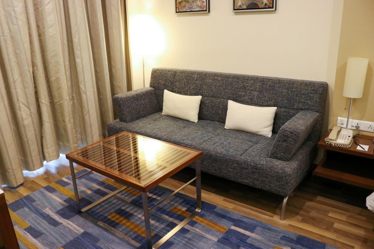 Radisson Blu Hotel, Greater Noida Εξωτερικό φωτογραφία A sofa