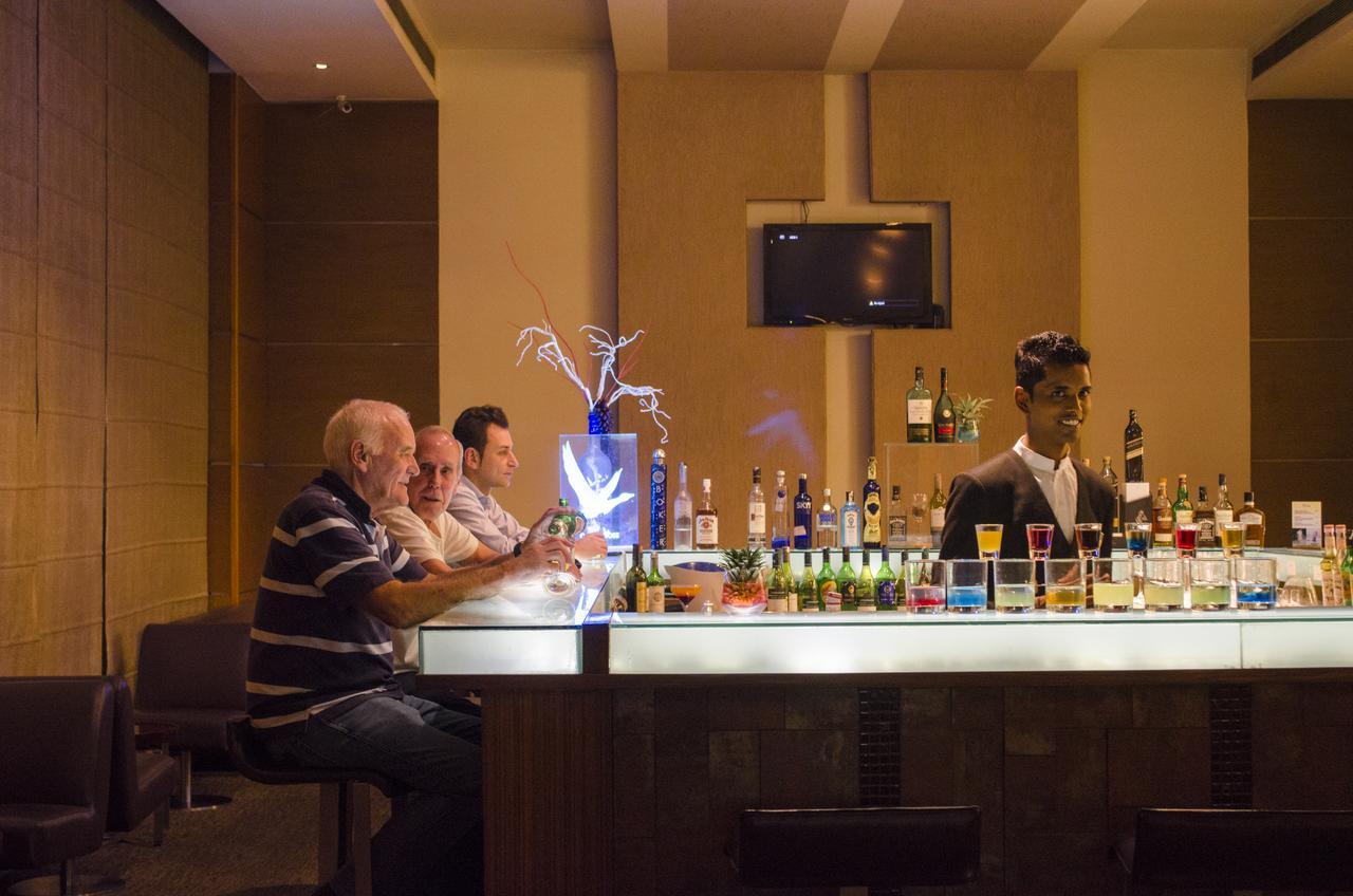 Radisson Blu Hotel, Greater Noida Εξωτερικό φωτογραφία A bar in a hotel