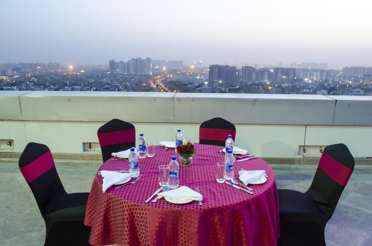 Radisson Blu Hotel, Greater Noida Εξωτερικό φωτογραφία Skyline view from the hotel