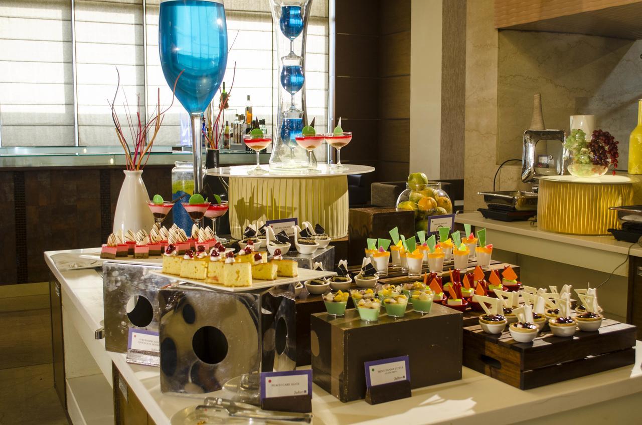 Radisson Blu Hotel, Greater Noida Εξωτερικό φωτογραφία A dessert buffet